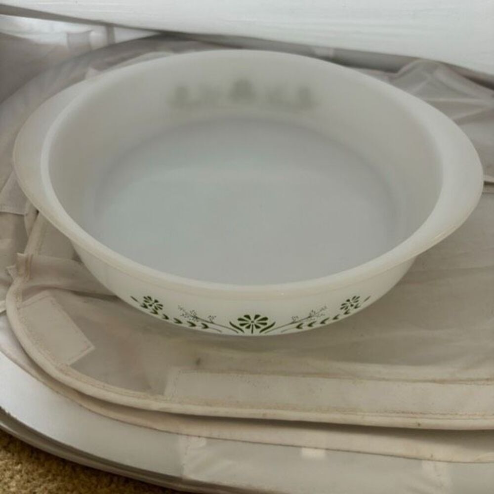 Glasbake Green Daisy J2423 9” Milk Glass Pie Plate 1970’s - Picture 3 of 6